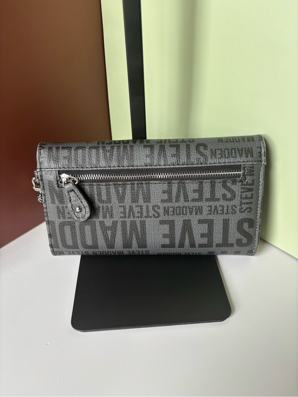 STEVE MADDEN Gray Logo Bar Wristlet with Removable Strap - Picture 2 of 8